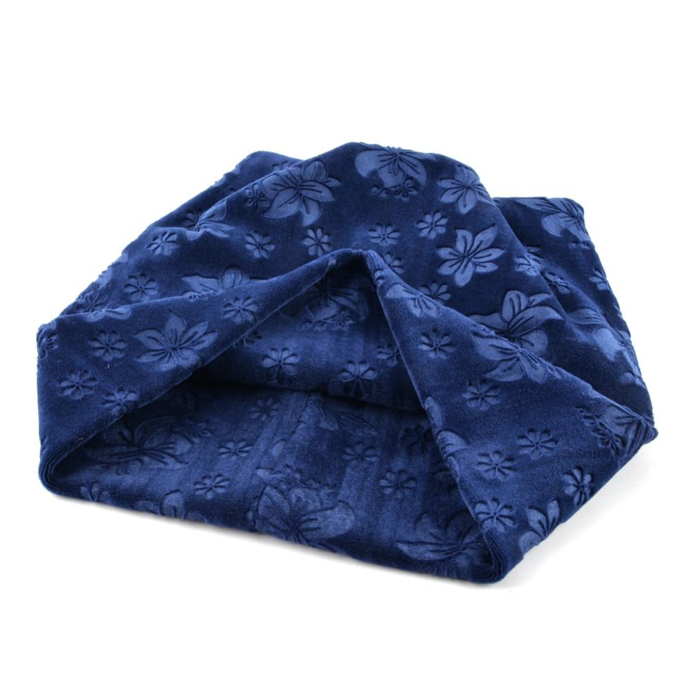 Женская однотонная шапка из вельвета с цветочным принтом