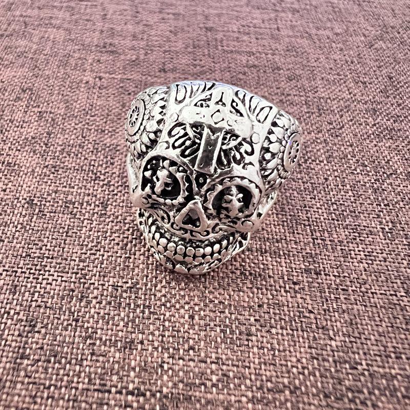 Кольцо Dark Series Retro Skull Five-Claw Ring - крутой аксессуар в стиле хип-хоп и уличный стиль