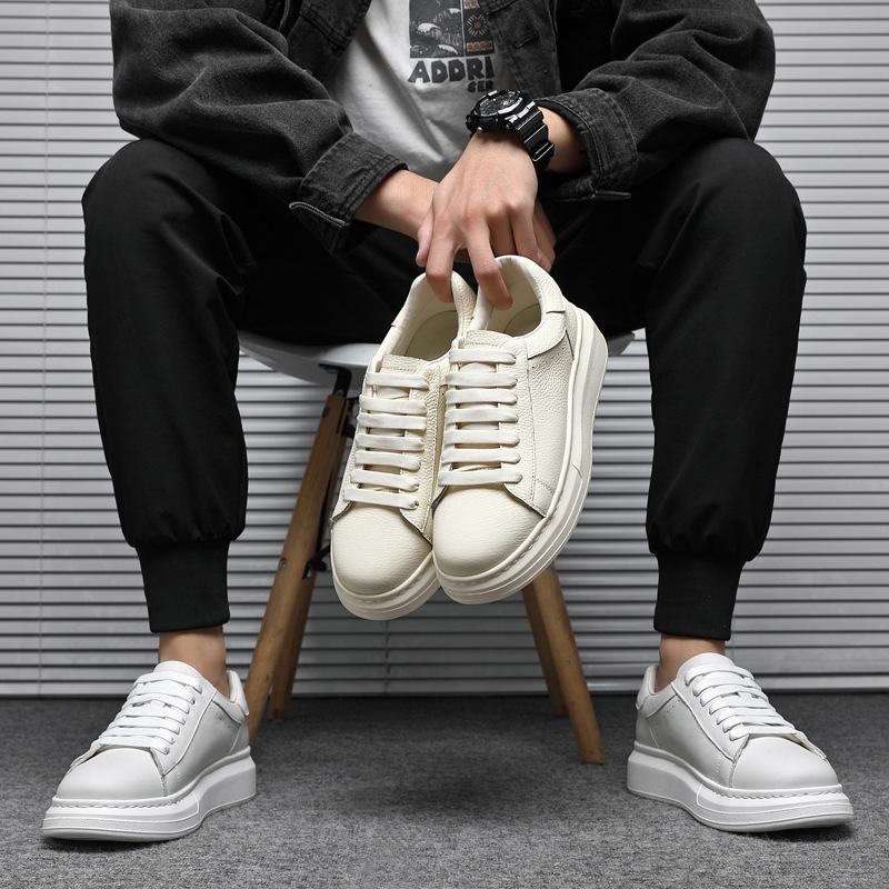 Осень Новая обувь для мужчин Кожаные повседневные туфли Модные белые плоские кеды для скейтборда Молодежные кроссовки на шнуровке