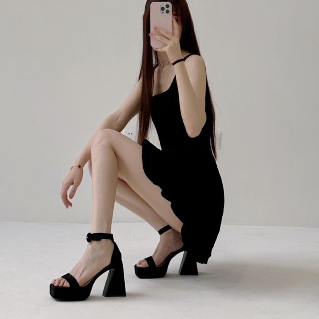 Женские сандалии на платформе весна и лето толстые каблуки 2024 новые ремешок на одно слово маленьким людям показывают высокие каблуки