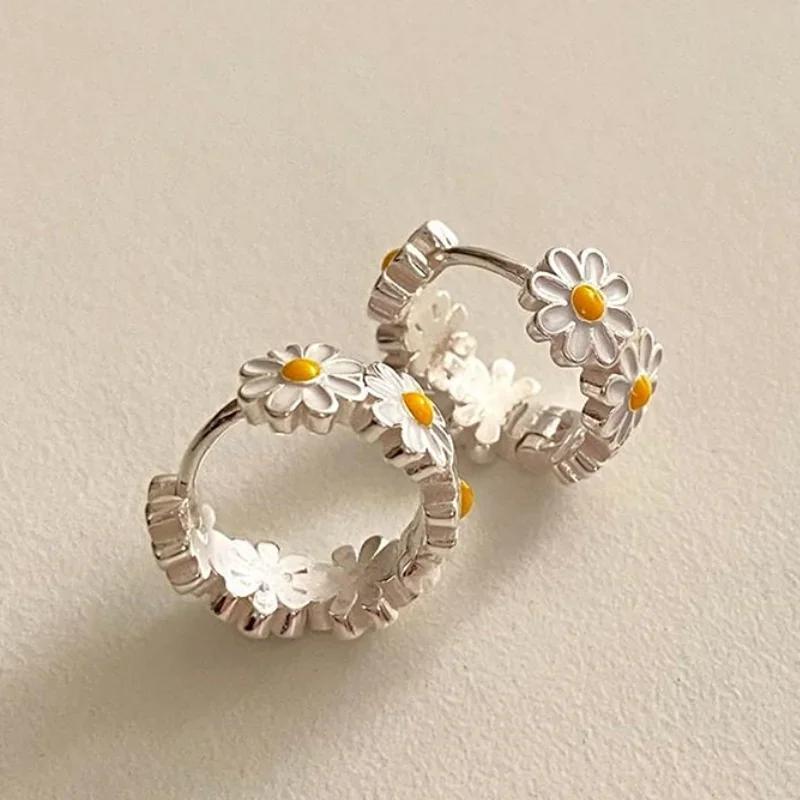 Huitan Серьги-кольца с цветком ромашки Повседневные аксессуары для девочек-подростков Изысканные Женские Универсальные Нежные Милые Летние Украшения