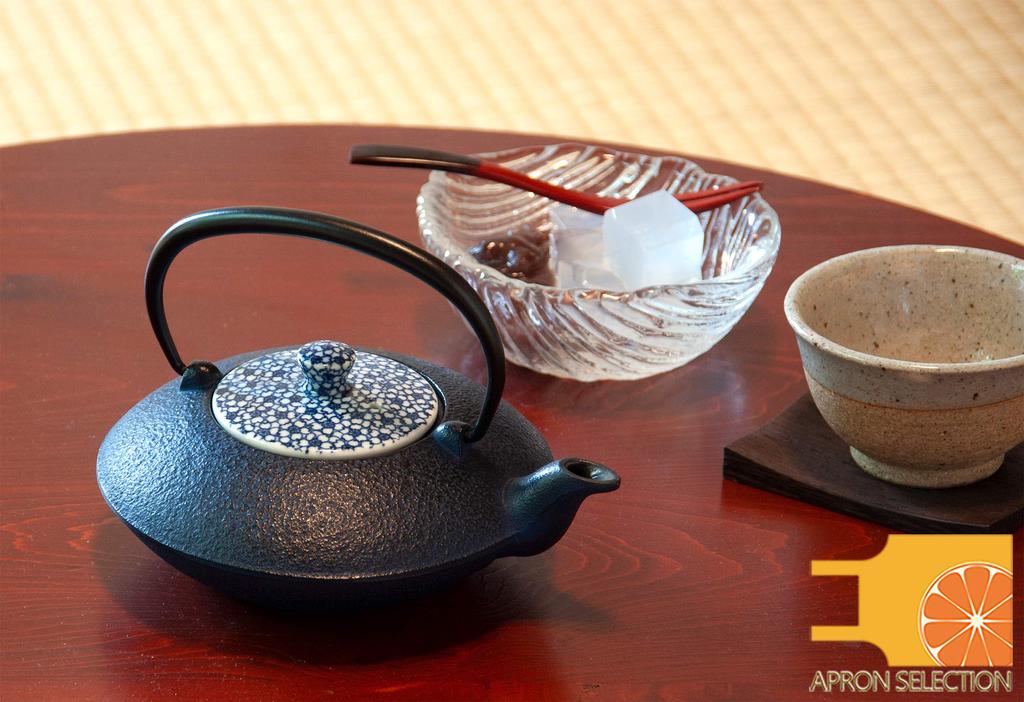 Железный чайник, окрашенный вишневым цветом T0101 3522-044