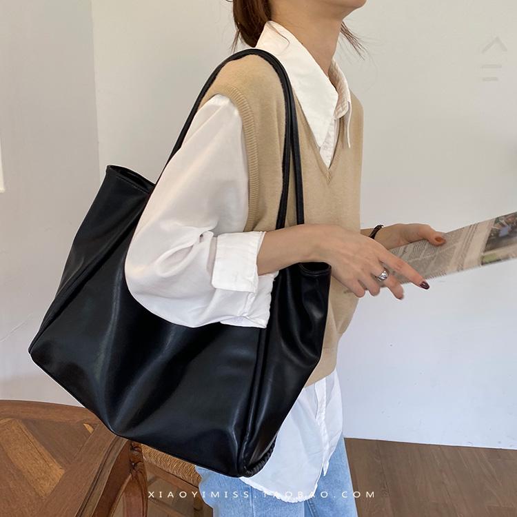 Корейская осенняя сумочка: Новый стиль, большая вместимость, универсальная сумка-тоут с нишевым дизайном, на одно плечо, повседневная носка под мышкой