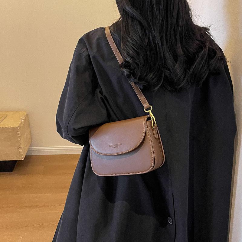 Однотонная простая текстура маленькая сумка женская 2025 весна новая универсальная на плечо сумка-мессенджер нишевая ретро женская