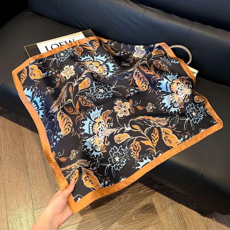 Retro silk scarves for women's new high-end accessories, neck small square scarf, scarf waist, fashionable and versatile, and gifts can be given.