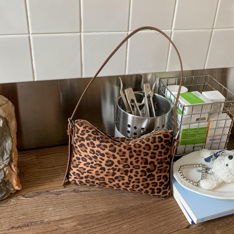 Сумка под мышку с леопардовым принтом женская 2025 новая осенне-зимняя французская нишевая высококлассная сумка-мессенджер сумка на плечо маленькая квадратная сумка в стиле Spice girl