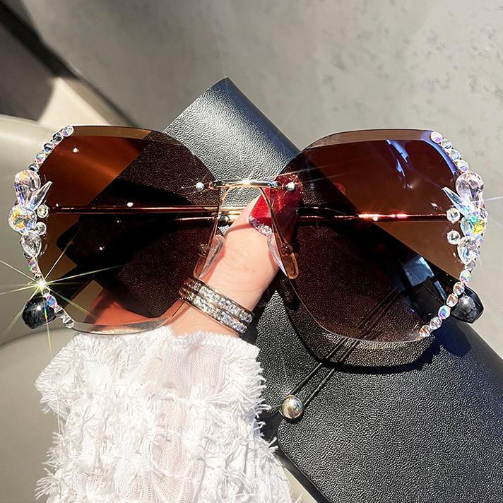Женские солнцезащитные очки 2025 с защитой от УФ-лучей, с кристаллами и стразами - тренд в корейском стиле