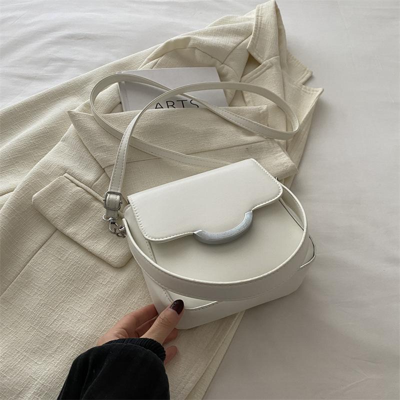 2024 новый темпераментный модный дизайн одно плечо через плечо иностранный стиль однотонный ретро повседневная подмышечная текстура сумка через плечо