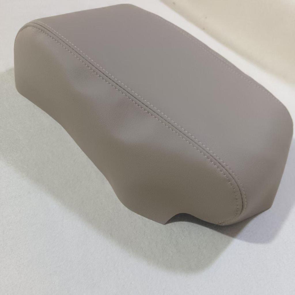 Кожаная накладка на подлокотник центральной консоли Toyota Avalon (2005-2012)