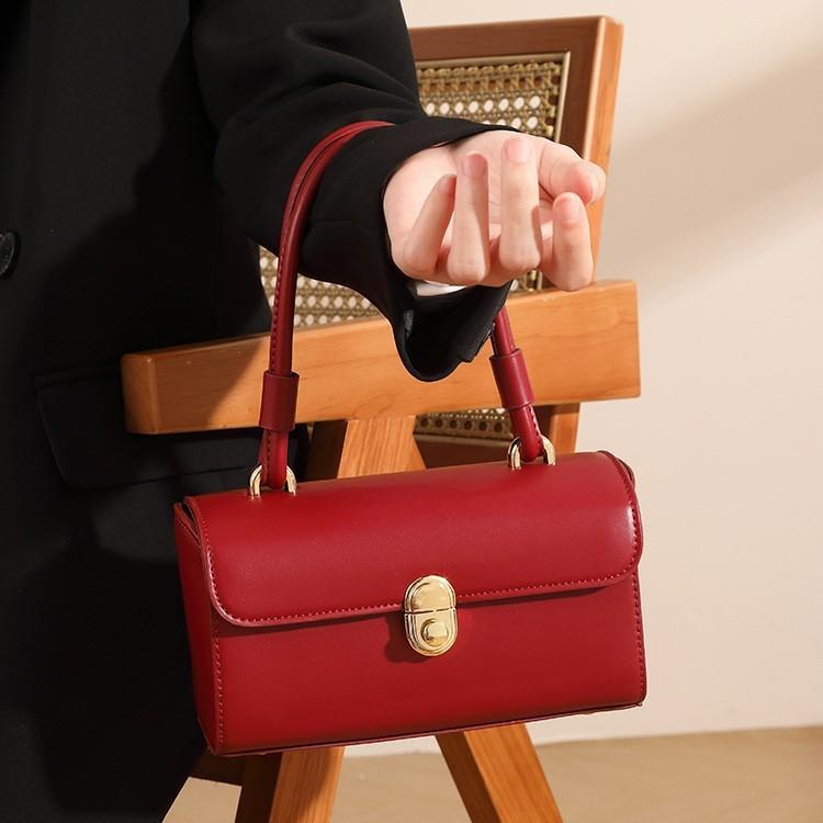 Свадебный подарок невесты — красная сумочка с изысканным женственным шармом, нишевая сумка-коробка кроссбоди для通勤