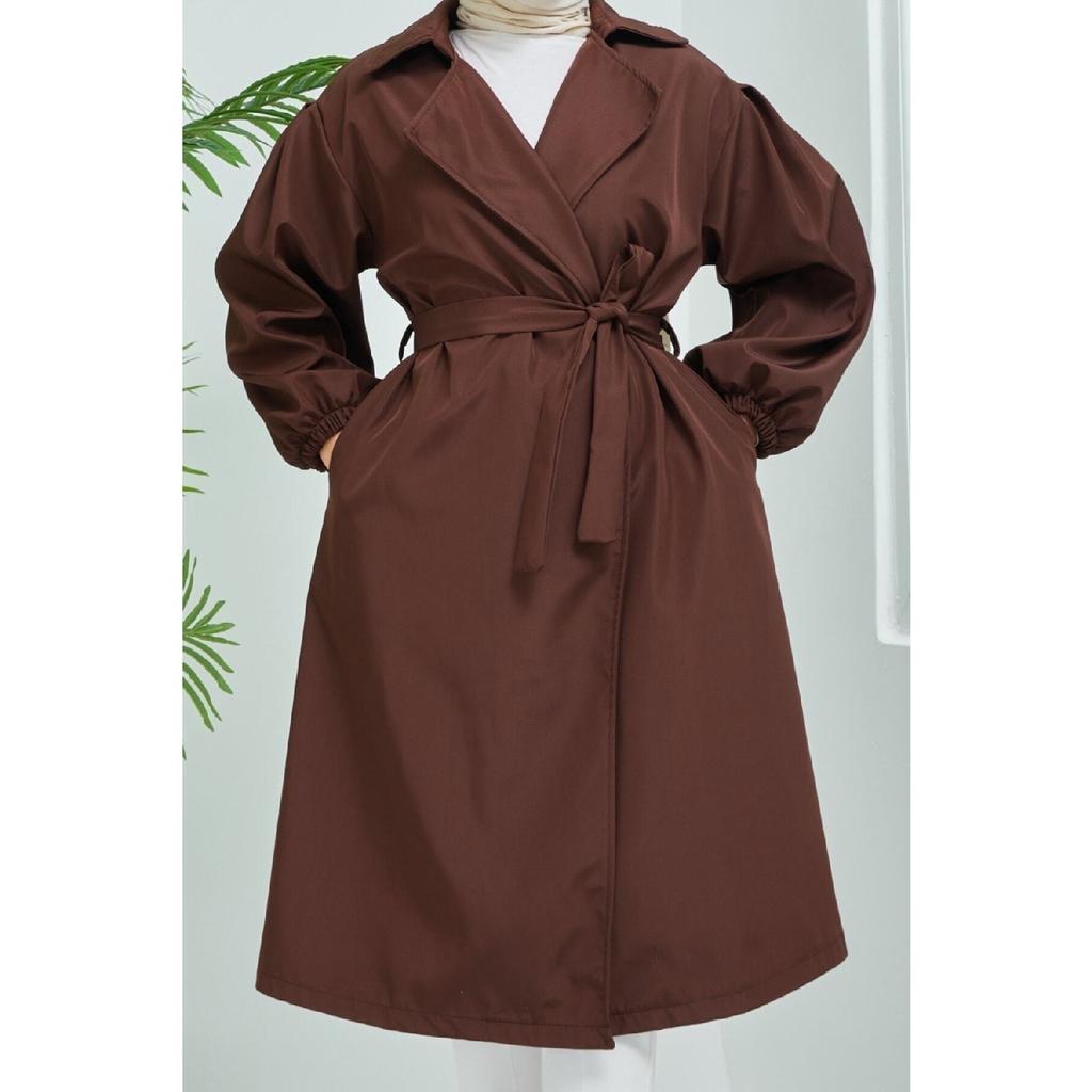 Черный плащ с объемными рукавами и поясом