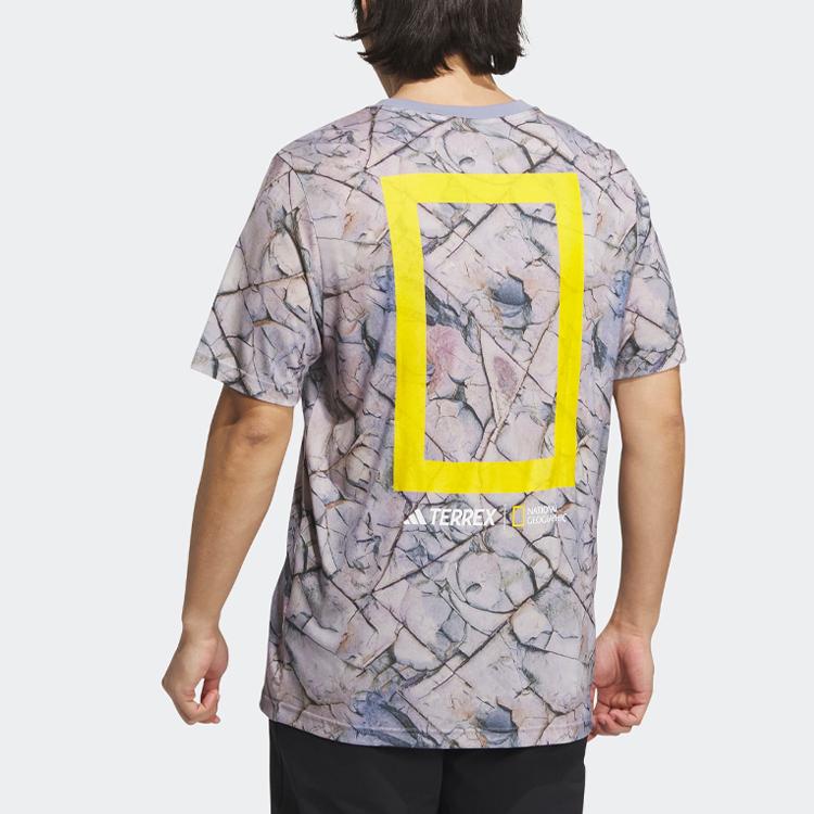adidas Футболка из тенселя с принтом логотипа по всей поверхности от National Geographic Collaboration Топы унисекс серебристо-серого фиолетового цвета IC2000