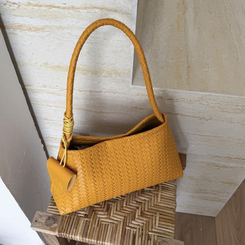 French niche woven pattern underarm bag women's 2026 summer temperament versatile commuting shoulder handbag