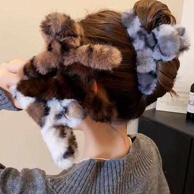 Винтажный принт Большой крест Мягкие заколки для волос из искусственного меха Милая плюшевая заколка для волос Заколки Зажимы-акулы Зажимы для волос Зимние аксессуары для головы