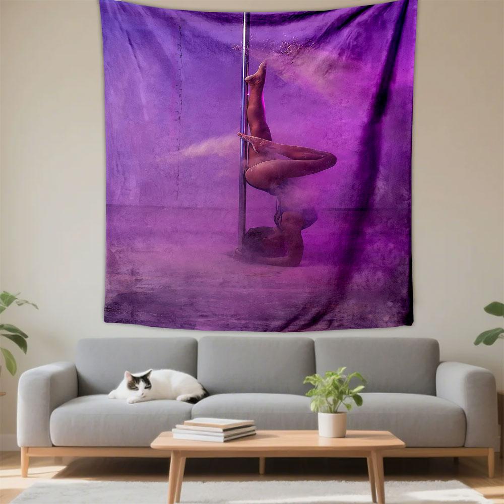 Перевернутая поза pole dance с фиолетовым освещением и эффектами порошка. Узорный гобелен для декора спальни и гостиной