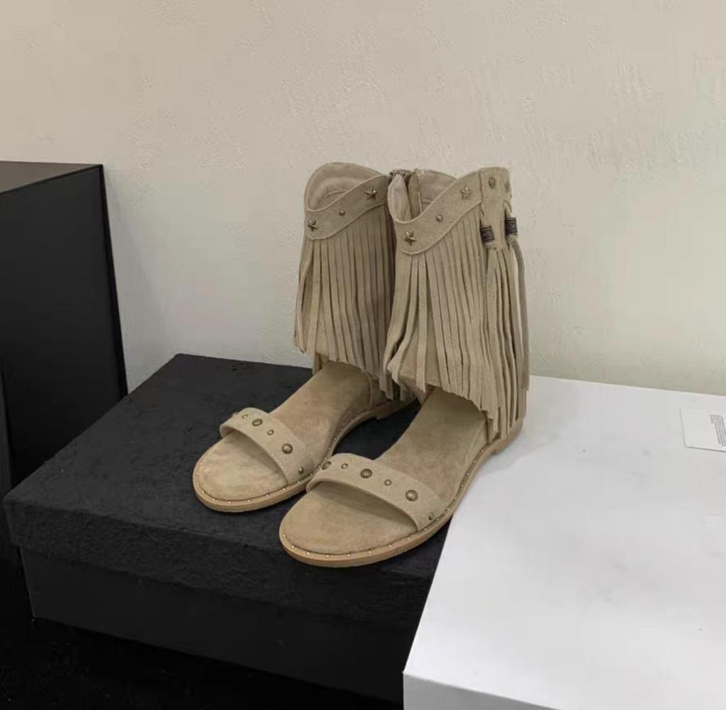 Внутренние кожаные сапоги с бахромой и римскими заклепками, женские босоножки в стиле бохо с открытым носком и танкеткой