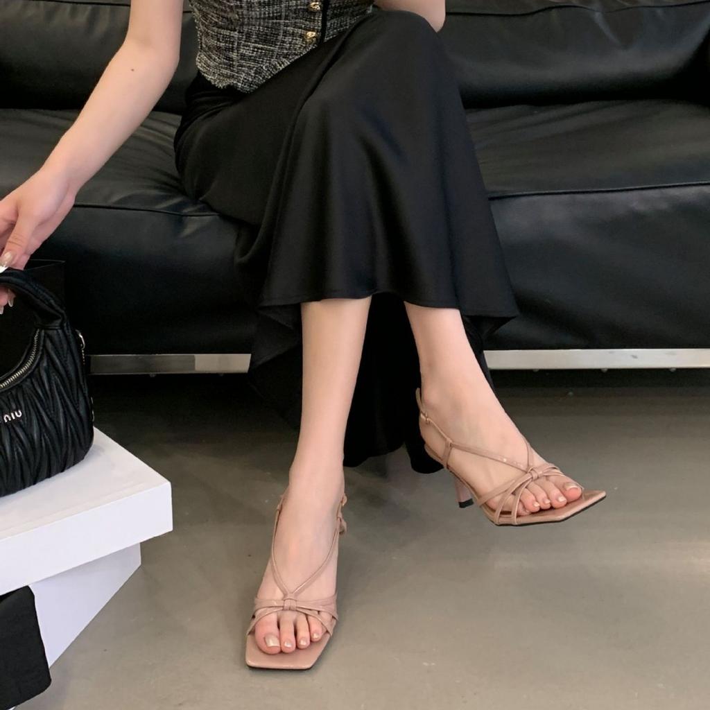 Черные сандалии-гладиаторы с тонкими ремешками и открытым носком, женская весна-лето 2025, новые универсальные шлепанцы с квадратным носком и тонким каблуком на одном ремешке