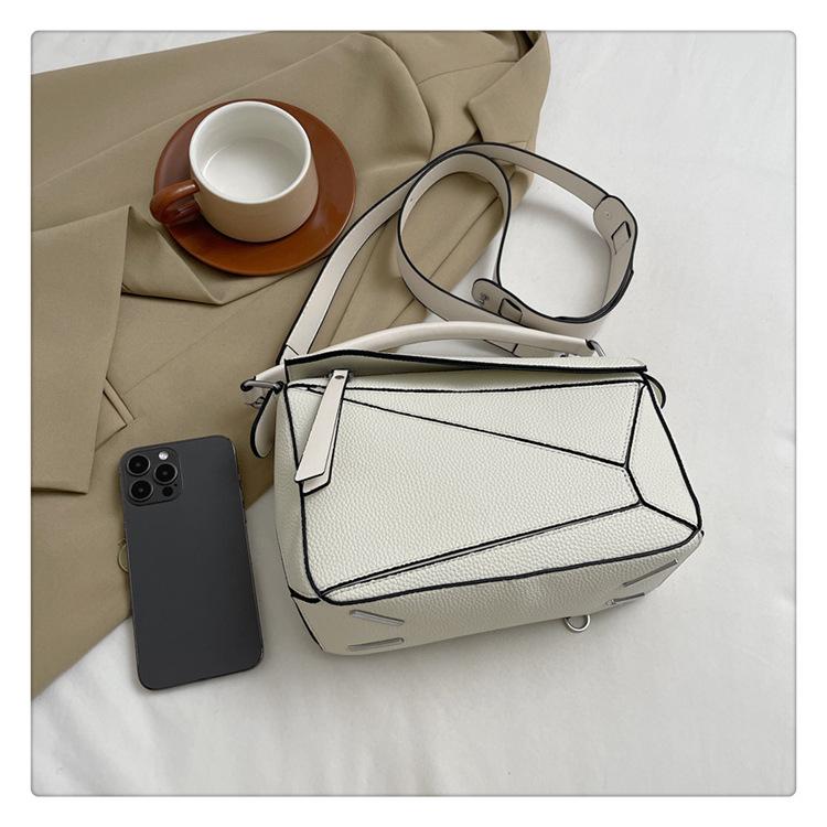 Портативная сумка через плечо с узором личи, модная и практичная.