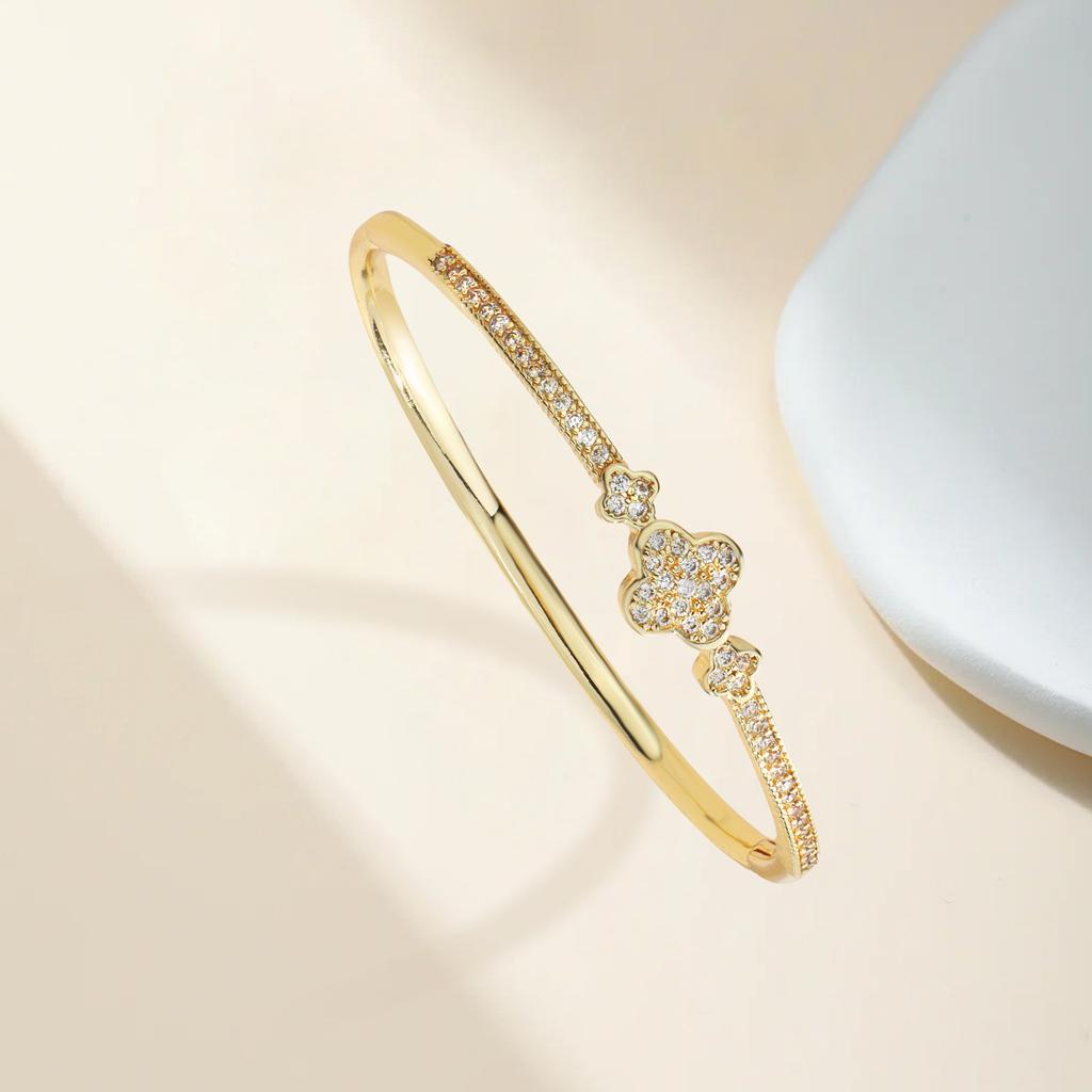 2026 Baby's Breath Bracelet Clover Women's European and American Light Luxury Niche Design Jewelry