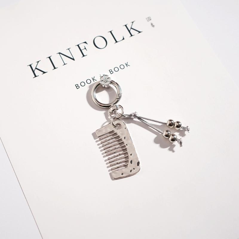 Инновационный брелок-расческа против пушистости Эргономичный дизайн для легкой укладки волос в дороге и стильный аксессуар для ношения