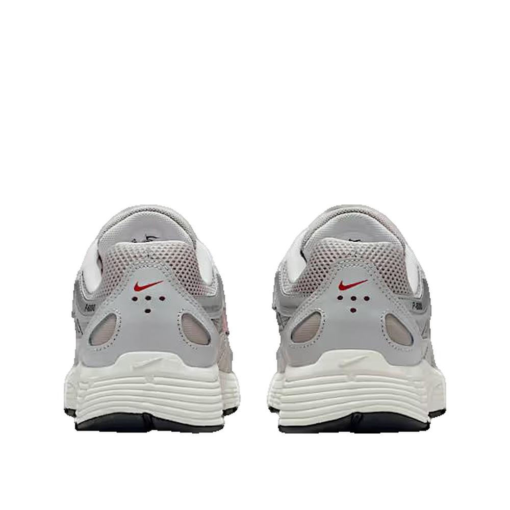 Sneaker Nike P-6000 College Grey/Vast Grey/Phantom/Fire Red