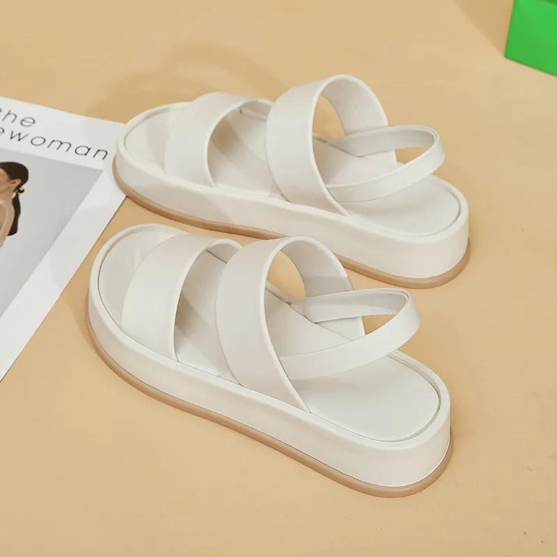 Повседневная одежда 2024 года с сандалиями снаружи, летняя женская модель 2024 года в корейском стиле с бисквитом на толстой подошве, небольшого роста и