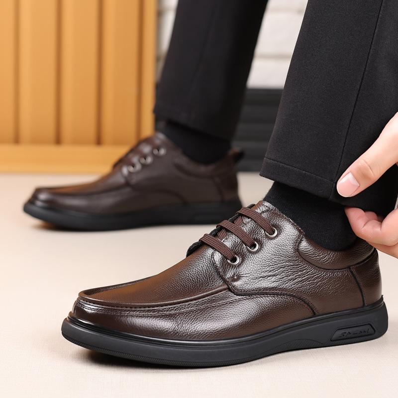 Кожаная обувь мужская 2025 повседневная низкая посадка облегающая стопу мягкая подошва мужская обувь на одной педали легкая обувь для среднего возраста 2025