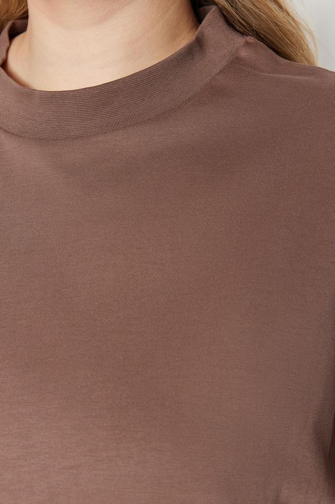 Женская базовая трикотажная футболка больших размеров в рубчик с широким воротником темно-синего цвета больших размеров