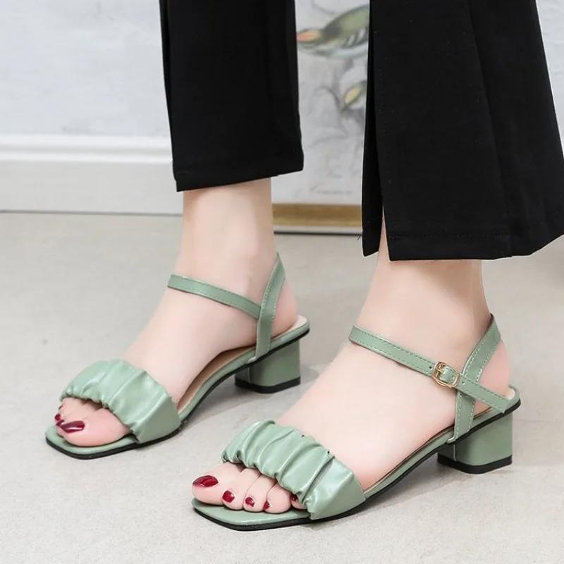 Модные женские босоножки на квадратном каблуке 2024 года, летние новые корейские босоножки с плиссировкой и пряжкой на щиколотке, повседневные босоножки на высоком каблуке в простом римском стиле
