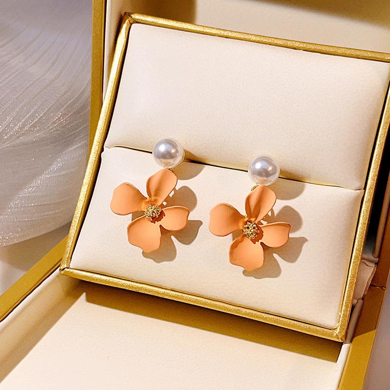 Серебряные асимметричные серьги-цветы в виде игл - элегантный стиль сказочного леса с изысканным дизайном тычинок