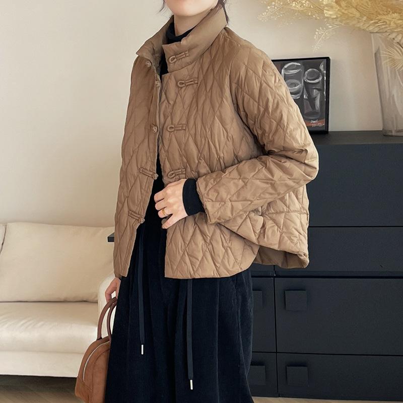 Короткая куртка-пуховик на пуговицах женская зимняя новинка 2024 года в стиле ретро с литературным рисунком и теплая легкая куртка с ромбовидным узором