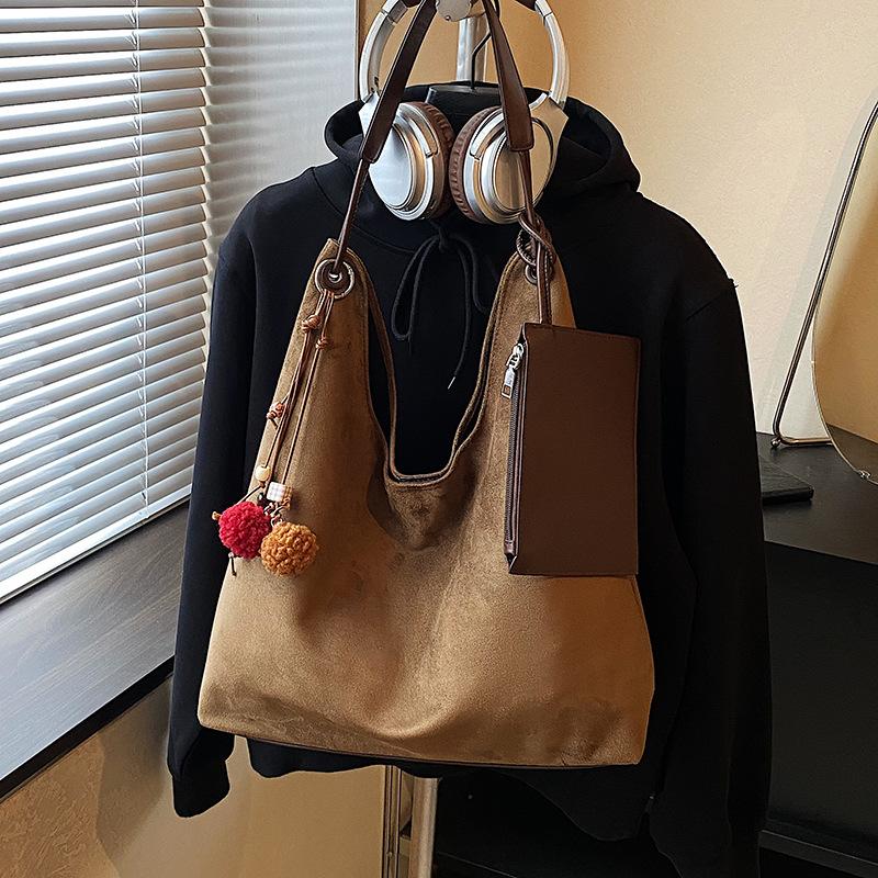 Сумка женская большой вместимости 2025 новая осенне-зимняя матовая ретро сумка через плечо повседневная рабочая сумка-тоут для поездок на работу для ребенка и мамы