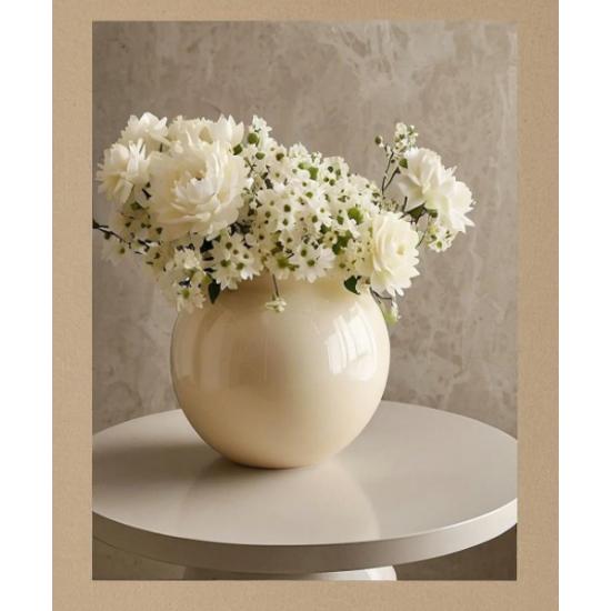 Кремовая декоративная ваза из богемского стекла кремовая