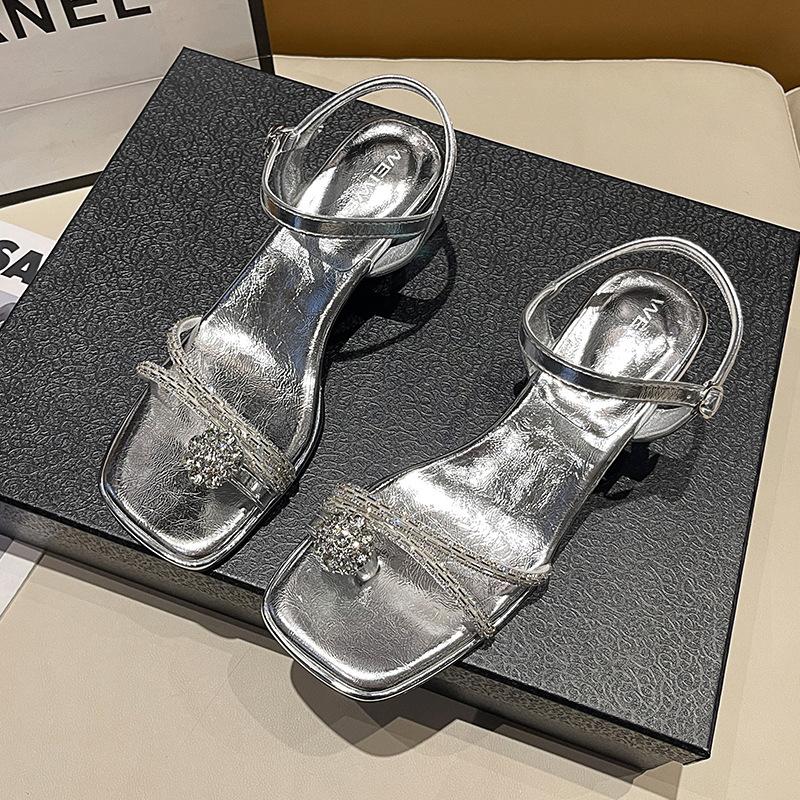 Серебристые сандалии с пряжкой на одном слове лето 2025 новая мода стразы нишевый набор носок толстый каблук высокие каблуки