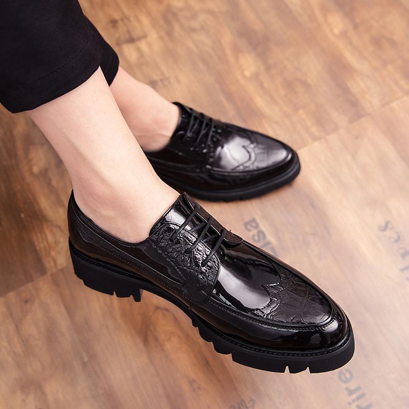 Мужские кожаные туфли с острым носком и толстой подошвой. Модный минималистский дизайн. Для деловых вечеринок на открытом воздухе, для свадьбы, офиса. Черные туфли.