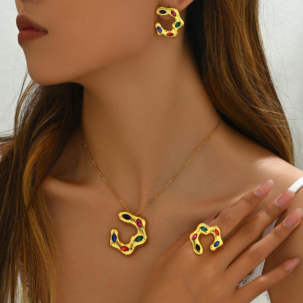 Комплект украшений: ожерелье, серьги с цветными бриллиантами, кольцо в форме буквы С