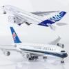 Модель Airbus A380 30 см China Southern и COMAC C919 с подсветкой и колесами - Подарок-украшение в виде самолета