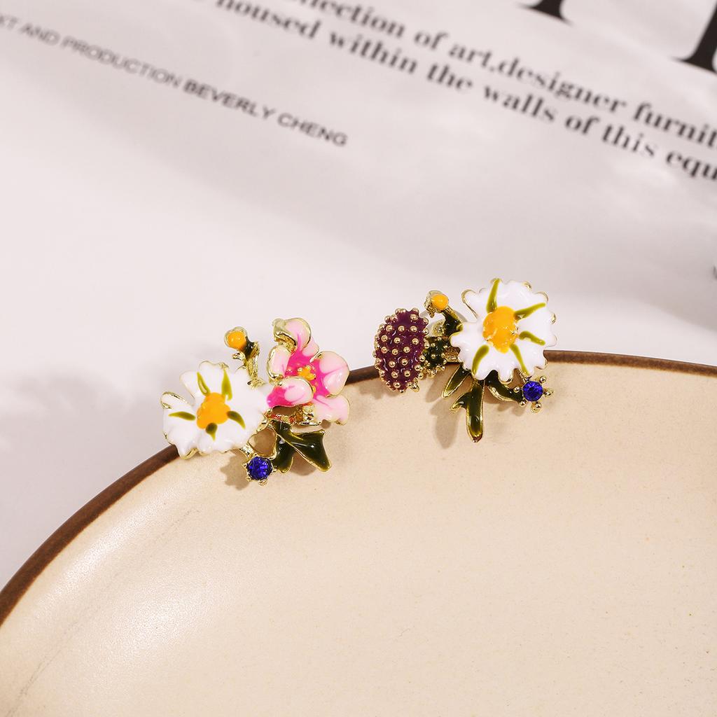 Женские серьги с асимметричным цветком и разноцветными ромашками