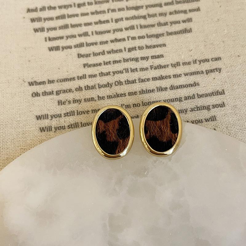 Нишевые высококачественные серьги-гвоздики из смолы с леопардовым принтом, женские осенне-зимние ретро-легкие роскошные модные элегантные универсальные серьги для поездок на работу