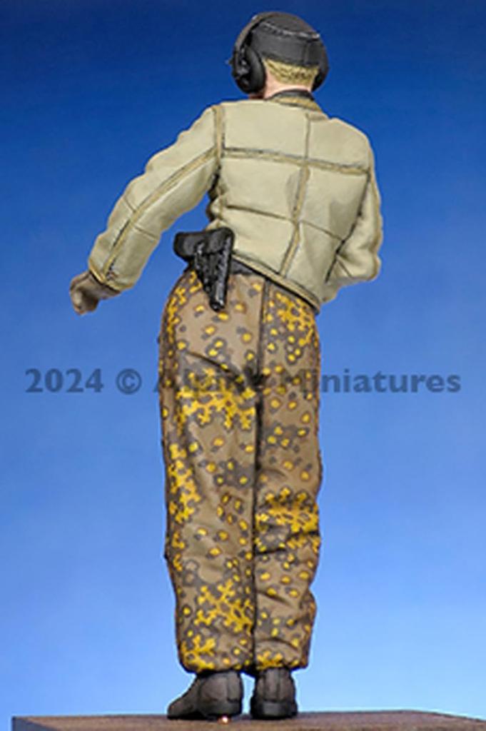 Alpine Miniatures Немецкий танковый командир, опирающийся на башню, смоляной набор AM35315 1/35