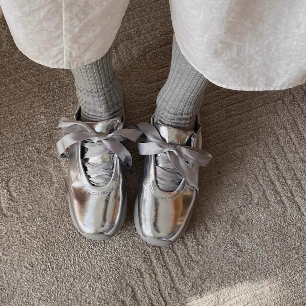 Весенние балетки женские кроссовки на мягкой подошве серебристые туфли