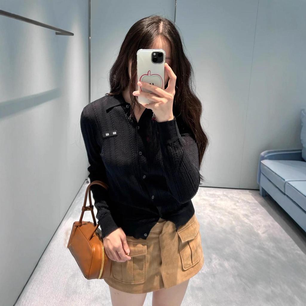 Серия Nanyou Miu: Высококачественная женская трикотажная футболка с полым лацканом и длинным рукавом, тренд на стройнящую верхнюю одежду для начала осени.