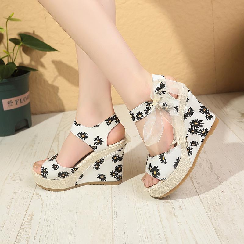 Весенне-летние женские босоножки в стиле бохо на танкетке с каблуком-рыбьим ртом и платформой, пляжная обувь с цветочным принтом и лентой