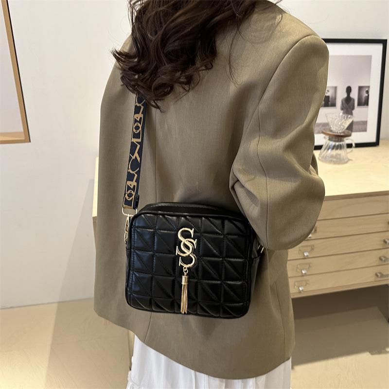 Ромбовидная вышитая нитью простая и модная женская сумка через плечо 2024 года, новая маленькая свежая сумка через плечо в иностранном стиле, модный тренд, маленькая квадратная сумка