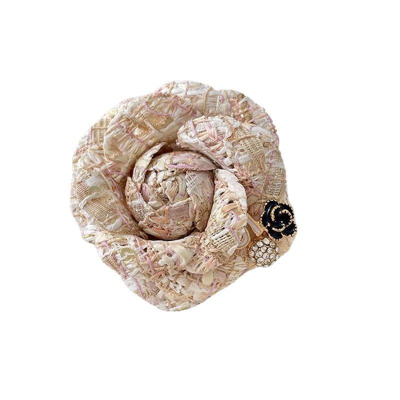 Элегантная брошь в виде цветка камелии: Корсажная булавка в стиле хай-энд для свитеров и пальто