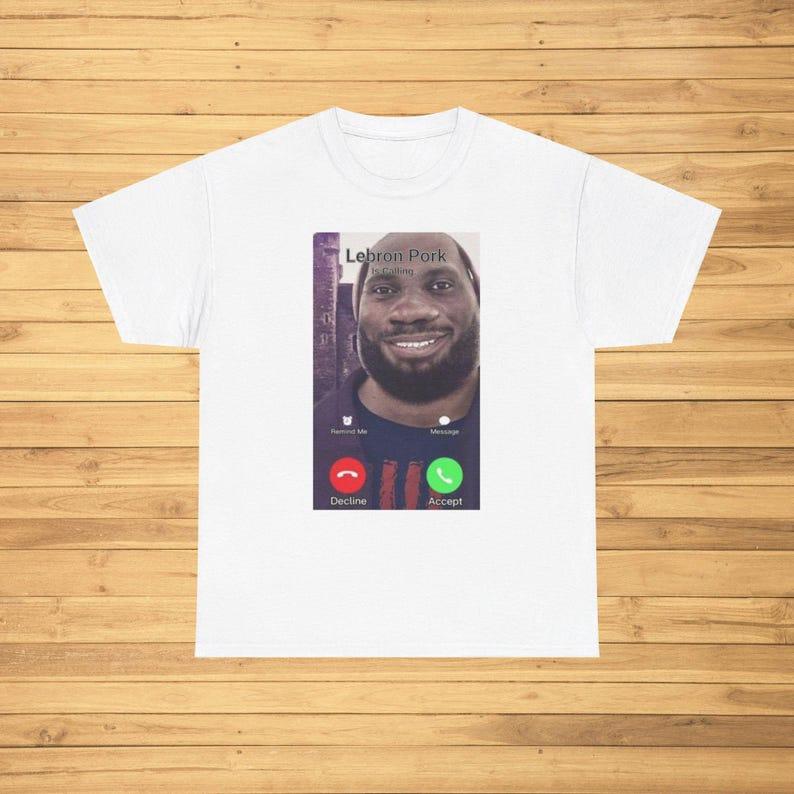 Футболка с надписью Lebron Burke Is Calling и смешными эмодзи, Забавная футболка с шуткой про эмодзи, Подарок, Странная футболка, Унисекс, Подарок, Личность, Уличная мода, Юмор