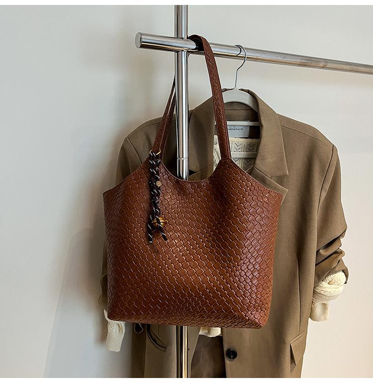 Женская плечевая сумка большой вместимости 2025 зима новая универсальная сумка для поездок на работу, сумка под мышкой, популярная сумка-тоут тренд этого года