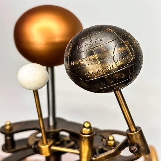 Механическая модель Солнечной системы из латуни Orrery в стиле ретро, ​​43,18 см, морское Солнце, Земля и Луна с деревянным основанием