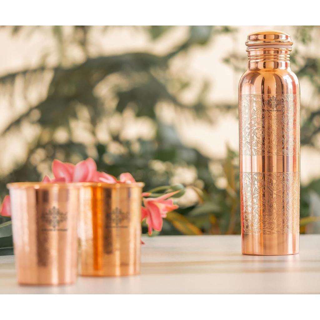 Новейший подарочный набор для питья из чистой меди с тисненым дизайном и 1 бутылкой (600 мл) и 2 стакана (300 мл) в подарочной коробке – подарок на Дивали и праздничные случаи
