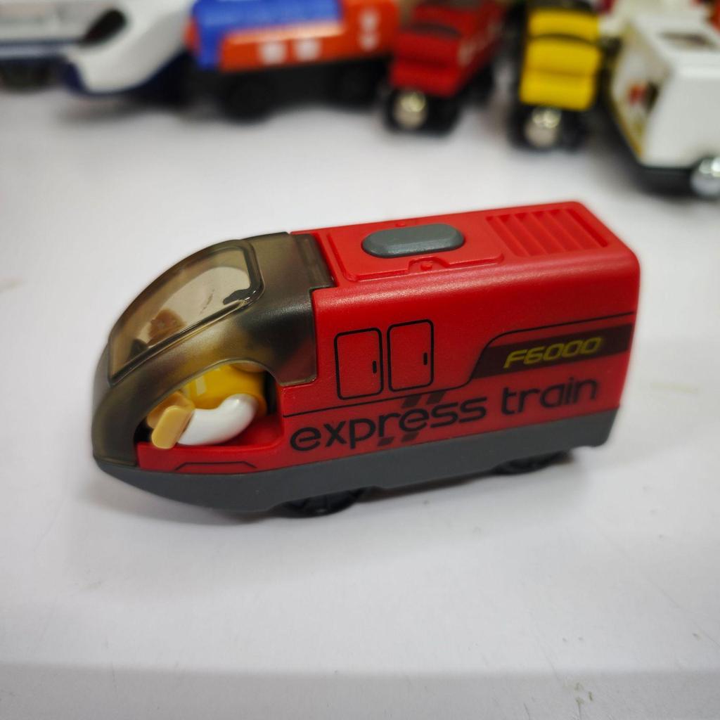 Магнитный Электрический Паровозик Игрушка для Детей - Совместим со Всеми Деревянными Дорожками